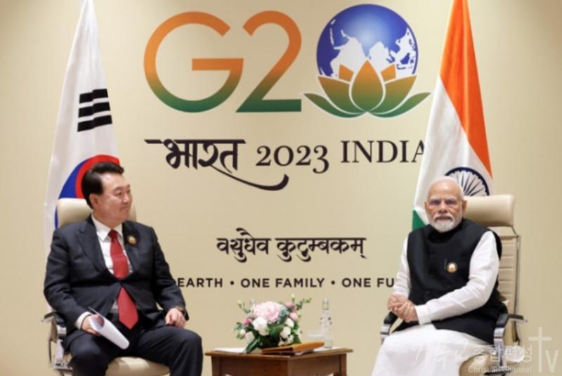 ▲ 주요 20개국(G20) 정상회의에 참석 중인 윤석열 대통령이 10일(현지시간) 인도 뉴델리의 정상회의장인 바라트 만다팜에서 나렌드라 모디 인도 총리와 한·인도 정상회담을 하고 있다. 