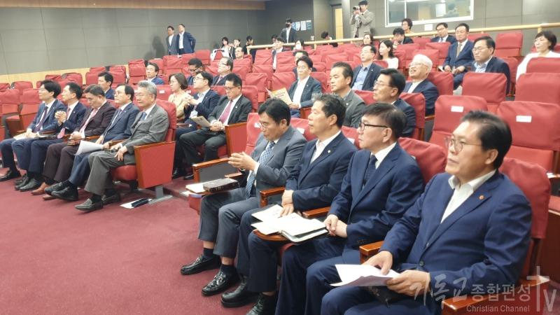 9월 국회조찬기도회 정기예배에 기독국회의원들이 참석해 예배를 드리고 있다.