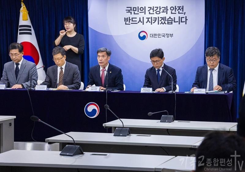 ▲16일 오전 서울 종로구 정부서울청사에서 열린 후쿠시마 원전 오염수 방류 관련 정례 브리핑을 하고 있다.