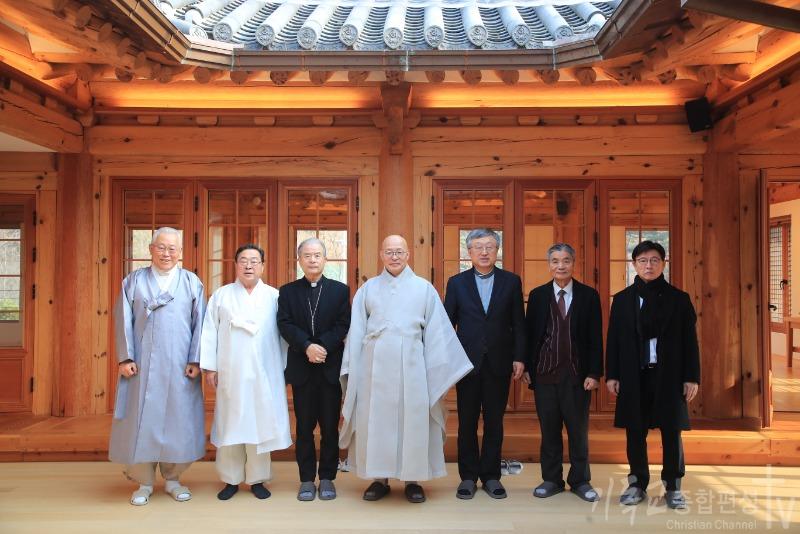 26일 서울 은평구 소재 진관사 한문화체험관에서 사단법인 한국종교지도자협의회 공동대표단 구성원들이 기념 사진 촬영에 응하고 있다. 왼쪽부터 최종수 성균관장, 김령하 한국민족종교협의회 회장, 이용훈 주교 한국천주교주교회의 의장, 진우 스님 대한불교조계종 총무원장, 나상호 교무 원불교 교정원장, 박상종 천도교 교령, 정서영 목사 한국기독교총연합회 대표회장. /사진=사단법인 한국종교지도자협의회